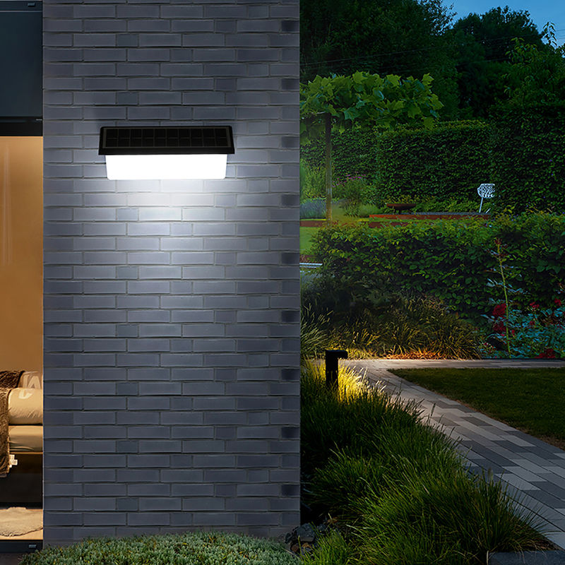 Daya Surya 8-10 Jam Waktu Kerja Lampu Pagar Taman Luar Ruangan Cahaya dengan Putih / Panas Putih / Warna RGB