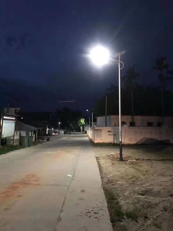 Semua Dalam 2 Lampu Jalan Tenaga Surya 60W 80W Lampu Jalan LED Surya Lampu Jalan Semi Surya